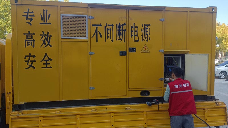 陈巴尔虎柴油发电机组和UPS电源配合使用时，如何避免切换过程中的电力中断？